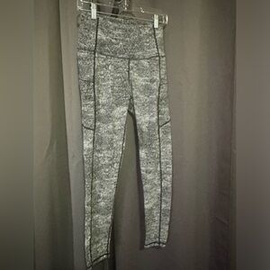 Yoga pants with side pockets